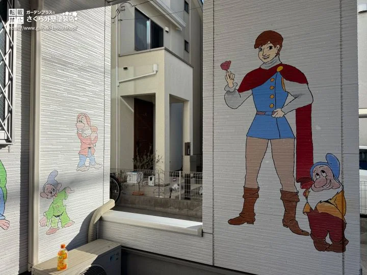 No.596 外壁のイラストを消して清潔感のある外観に仕上げた外壁塗装工事[塗装前]