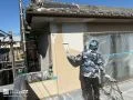 外壁塗装① 丁寧な塗装で仕上げたオフホワイトの外壁が、清潔感あふれる輝きを放ちます。[下塗り]