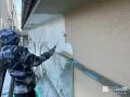外壁塗装② 高圧洗浄から上塗りまで丁寧に行い、爽やかなオフホワイトの外壁に仕上がりました。