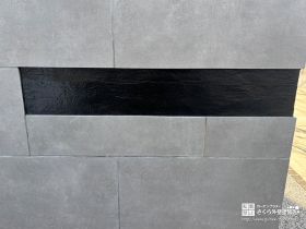 シックなブラックの塗装とシルバー表札で整えた門柱塗装・表札取り付け工事