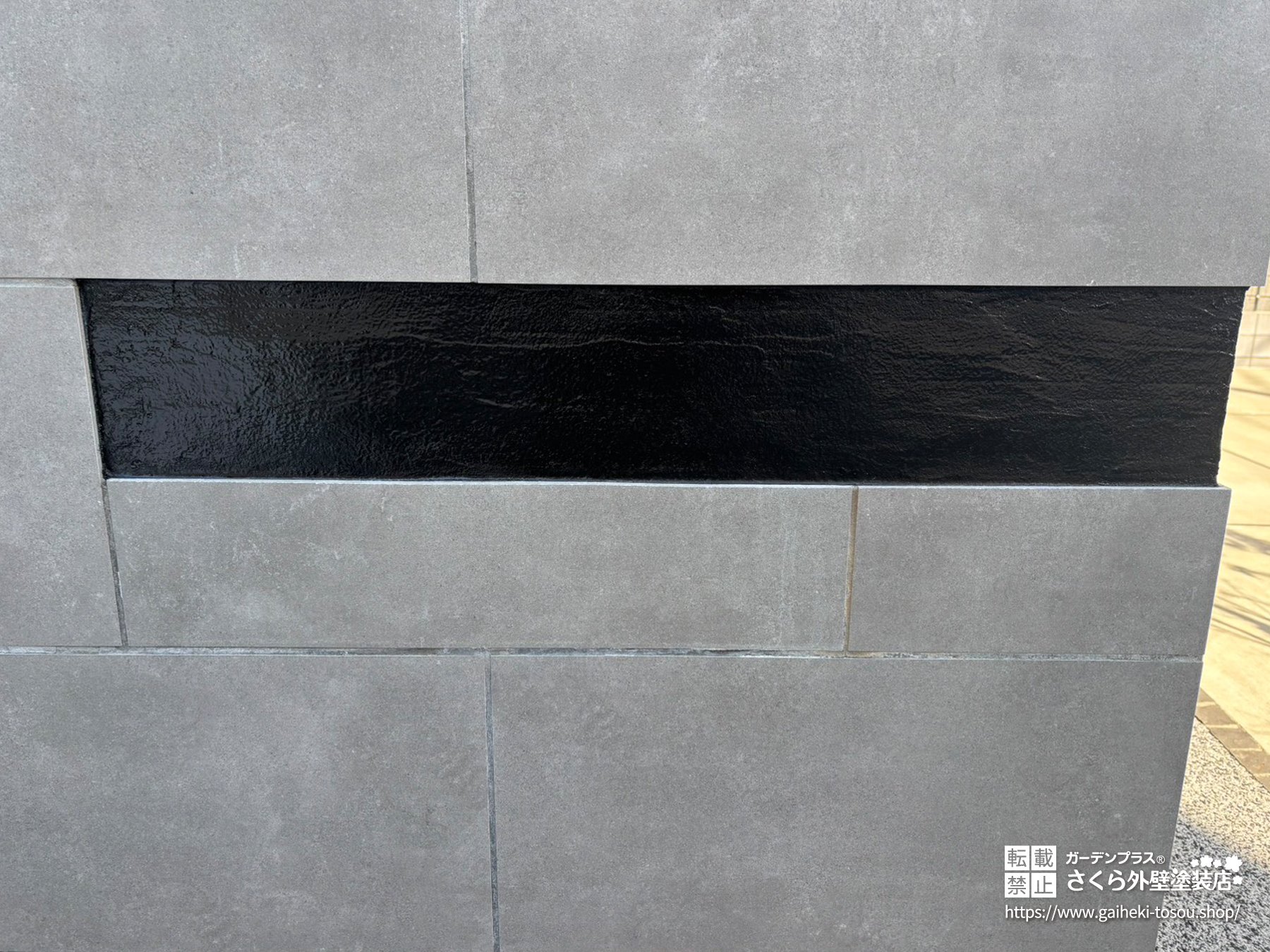 No.607 シックなブラックの塗装とシルバー表札で整えた門柱塗装・表札取り付け工事[塗装後]