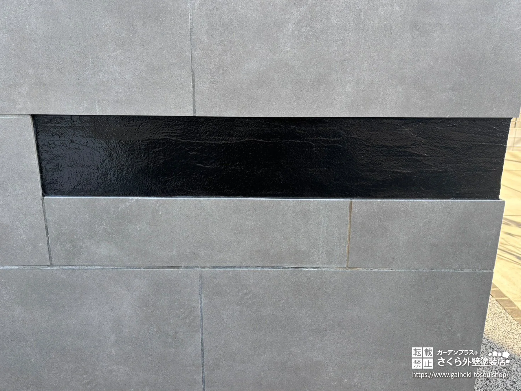 No.607 シックなブラックの塗装とシルバー表札で整えた門柱塗装・表札取り付け工事[塗装後]