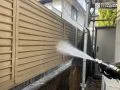 フェンス・塀の高圧洗浄 汚れやカビ、コケが目立っていたフェンスや塀を高圧洗浄でしっかりと洗い流し、見違えるほどきれいに仕上がりました。[フェンス・高圧洗浄]