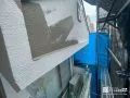 外壁塗装③ 経年による汚れが目立っていた外壁が、美しく生まれ変わりました。[外壁吹付け部・中塗り]