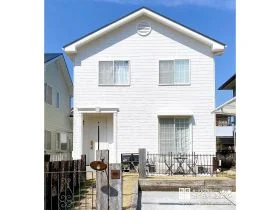 爽やかなホワイトで明るい印象に！お庭と調和するおしゃれな外壁塗装工事