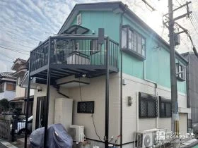 やわらかさと個性が際立つ印象的なツートンカラーへ一新した外壁塗装・屋根塗装工事