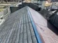 屋根塗装 経年により汚れが目立っていた屋根を丁寧に塗装し、美観を回復しました。[屋根・中塗り]