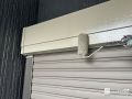 シャッターBOX塗装 付帯部の塗装を行い、建物全体の美観を高めました。[シャッターBOX・上塗り]