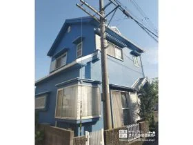 淡いブルーの外壁で爽やかな印象に生まれ変わった外壁塗装・屋根カバー工事
