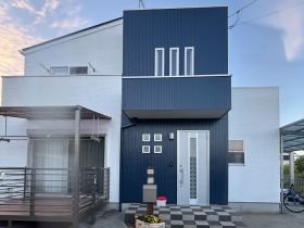 ホワイトとネイビーのツートンデザインに仕上がった外壁塗装・屋根塗装工事