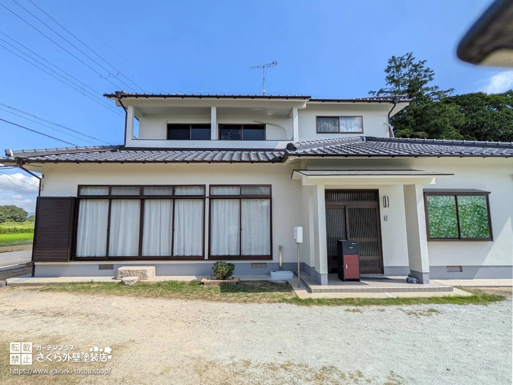 No.647 雨漏りしていたお住まいをメンテナンス！ホワイトの外壁が眩しい外壁塗装・ベランダ防水塗装工事[塗装後]