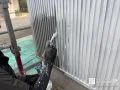 ガルバリウム鋼板塗装の様子 しっかり下処理した後に塗装を行いました。[ガルバリウム鋼板外壁_下塗り]