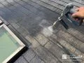 スレート屋根の塗装の様子 コケ等が既に生えていた外壁を塗装メンテナンスしました[屋根塗装_高圧洗浄]