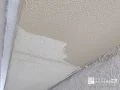 軒天塗装の様子 軒天もクラック補修後、塗装を行いました。[軒天_中塗り]