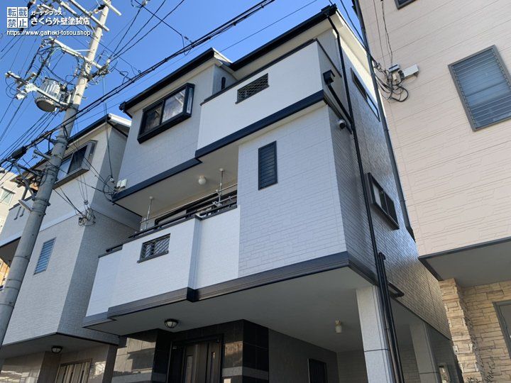 グレーのツートンカラーがスタイリッシュな外壁塗装 さくら外壁塗装店