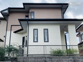 白×ブラウンのツートンカラーがスタイリッシュな外壁塗装
