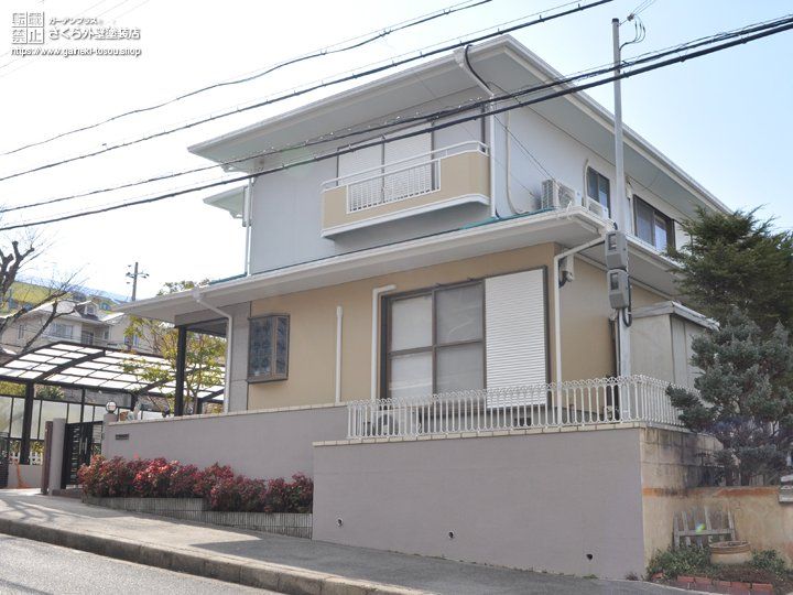 クリームイエロー 白の壁とエメラルドグリーンの屋根がかわいらしい外壁塗装 さくら外壁塗装店