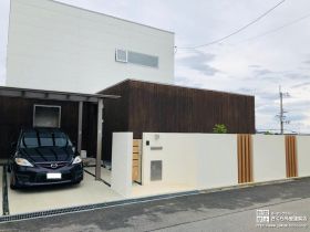 天然木と金属系サイディングの組合せが素敵な外壁デザイン