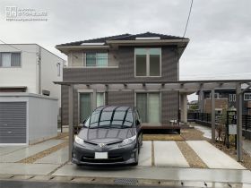 ダークブラウンのタイルが味わい深い外壁デザイン
