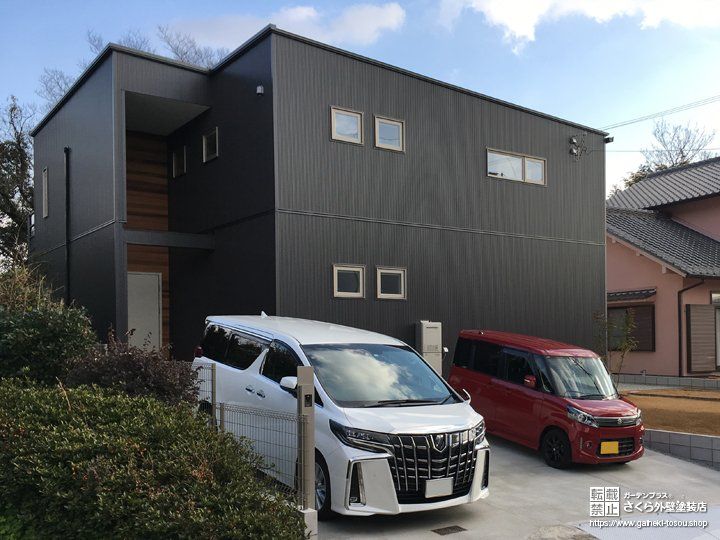 No.228 メタリックブラックと木目をあしらってコントラストを効かせた外壁デザイン