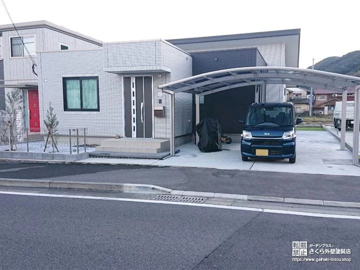 No.394 建物の凹凸を活かしたツートンカラーと2種類の屋根が個性的な外壁デザイン