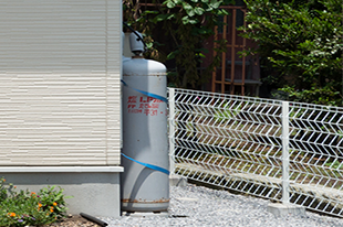 建物横に設置されているガスボンベ