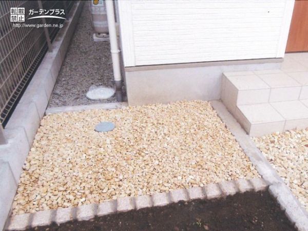 No.10096 雨の日の泥はねを防止する化粧砂利の敷設工事