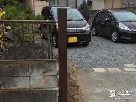 左手の門柱