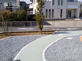 優しいナチュラルグリーンの足元がかわいらしく軽やかな園路設置工事