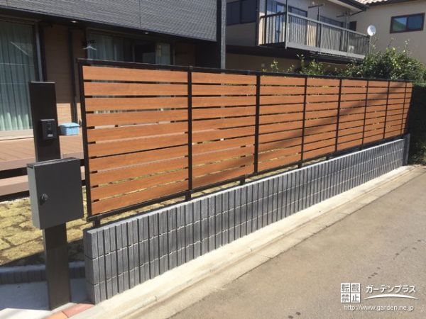 木調フェンスが建物を彩るシンプルモダンな新築外構工事 No 新築外構一式の施工例 さくら外壁塗装店 木調フェンスが建物を彩るシンプルモダンな新築外構工事 No 新築外構一式の施工例 さくら外壁塗装店
