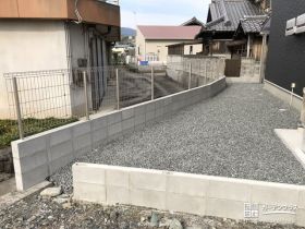 変形地の境界に設置したフェンス