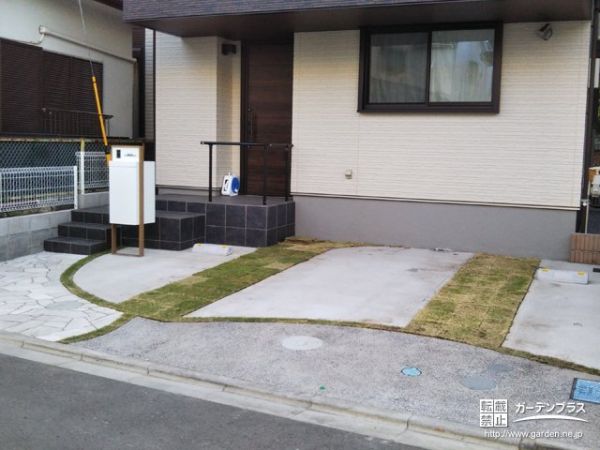 芝生が映えるモノトーンのファサードがおしゃれな新築外構工事