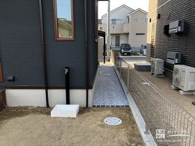 雑草対策をした犬走りと安全性を高めるフェンス