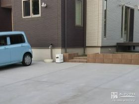 広々駐車スペースと芝生のお庭を行き来できる階段