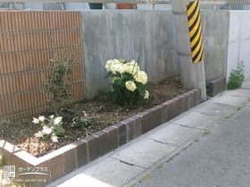 駐車スペース近くのスペースに花壇を設置
