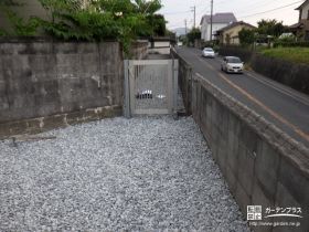 通路に設置された門扉