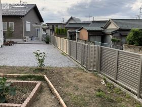 外周には目隠しフェンスを設置