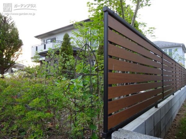 No.10827 木調フェンスを設置し、剪定で全体的にすっきりさせたお庭リフォーム工事
