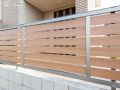 明るい木目の目隠しフェンス