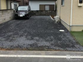 凹凸や泥はねのお悩みを解決した駐車スペースの砂利敷設工事