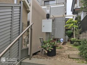 パーゴラ屋根の梁がゲートになったアプローチ