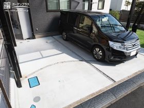 アクセントに曲線ラインを入れた駐車スペース