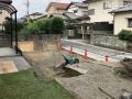 駐車スペース部分を掘削し、均して転圧