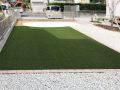 人工芝の綺麗な緑がナチュラルな空間を演出する主庭工事