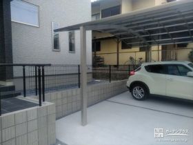 駐車スペースと建物まわりの安全性を高める境界フェンス