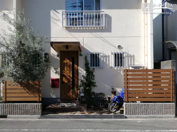 オリーブに似合うナチュラルな木調フェンス設置工事