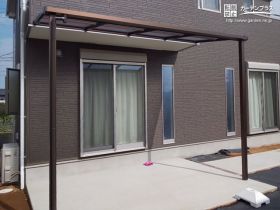 軒を延長させたテラス屋根