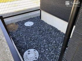 防草シートをしっかり敷きこんだ犬走り