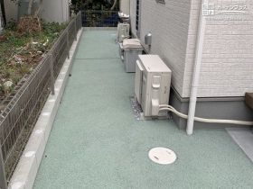 建物まわりはカラーコンクリートで舗装