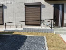 自転車も行き来しやすいスロープを施工